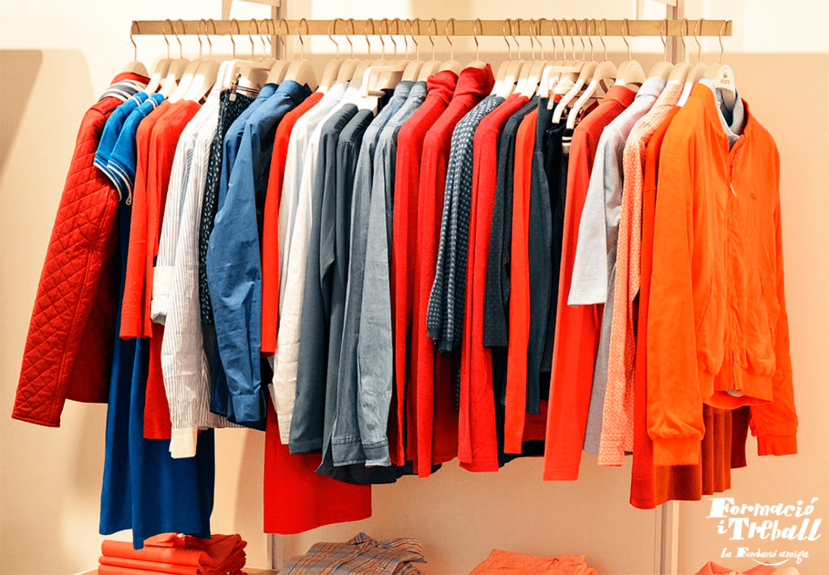 Campaña cambio armario: tu ropa aún tiene mucha | Formació i Treball